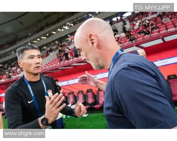 国足主帅亲自下基层选拔新人 引发现场热烈围观与关注